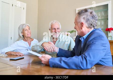 Altersvorsorge und finanzielle Sicherheit zu den wichtigsten Konzepten gehören Senior, Altersvorsorge, finanzielle Sicherheit, Vermögensverwaltung und professionelle Beratung Stockfoto