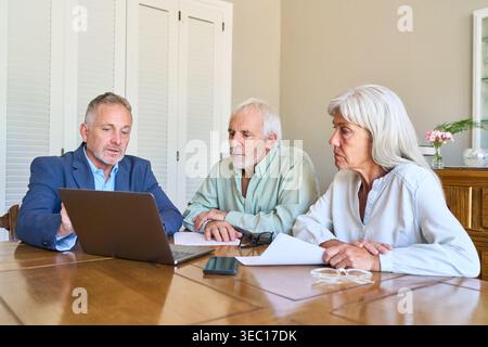 Altersvorsorge und Finanzberatung für Senioren Schlüsselkonzepte sind Senior, Altersvorsorge, Finanzberatung, Immobilienmanagement, Vermögensverwaltung Stockfoto