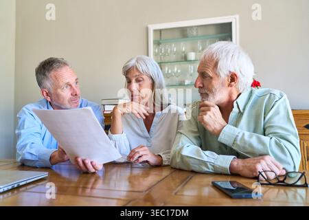 Altersvorsorge und finanzielle Absicherung Schlüsselkonzepte sind Senior, Altersvorsorge, finanzielle Absicherung, Erbschaft, Vermögensverwaltung, re Stockfoto