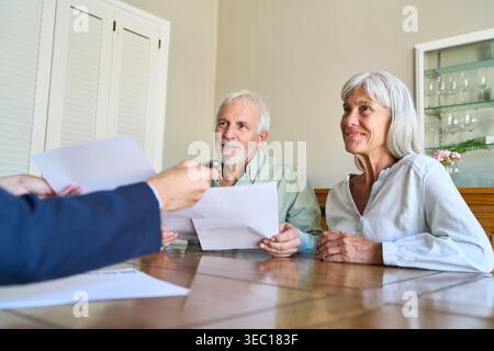 Altersvorsorge und finanzieller Schutz für Senioren Schlüsselkonzepte sind Senior, Altersvorsorge, finanzielle Absicherung, Erbschaft, Vermögensverwaltung Stockfoto