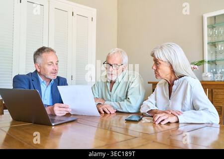 Altersvorsorge und Finanzberatung für Senioren Schlüsselkonzepte sind Senior, Altersvorsorge, Immobilienmanagement, Finanzberatung, langfristige Planung Stockfoto