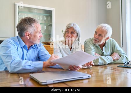 Altersvorsorge und Finanzberatung für Senioren Schlüsselkonzepte sind Senior, Altersvorsorge, Finanzberatung, Nachlassplanung und Vermögensverwaltung Stockfoto
