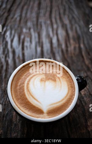 9 Bilder für einen extrem tiefen Fokus auf heißen Kaffee Latte Art mit breitem, herzförmigem Schaum in einer schwarzen Tasse, perfekt scharfe Ansicht von oben nach unten auf einem ru Stockfoto