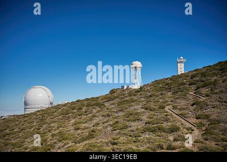 La Palma Observatorien Roque de los Muchachos Observatorien zur Erkundung des Weltalls auf dem Roque de los Muchachos auf La Palma. Die Observatorien stehen auf dem Gipfel des Berges oberhalb der Wolken und sind nicht von Lichtverschmutzung betroffen. Das erste Weltraumteleskop wurde dort 1985 errichtet. Es ist das Gran Telescopio Canarias AGB. Seit dem haben viele Nationen dort verschiedene Arten von Weltraumteleskopen und Observatorien errichtet, oft in Kooperation. Im Bild: 1.vl. das William Herschel Telescope WHT 2.vl. das Dutch Open Telescope 1.vr. das Swedish Solar Telescope SST. 27.1.20 Stockfoto