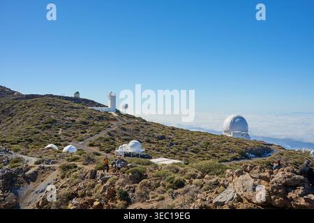 La Palma Observatorien Roque de los Muchachos Observatorien zur Erkundung des Weltalls auf dem Roque de los Muchachos auf La Palma. Die Observatorien stehen auf dem Gipfel des Berges oberhalb der Wolken und sind nicht von Lichtverschmutzung betroffen. Das erste Weltraumteleskop wurde dort 1985 errichtet. Es ist das Gran Telescopio Canarias AGB. Seit dem haben viele Nationen dort verschiedene Arten von Weltraumteleskopen und Observatorien errichtet, oft in Kooperation. Im Bild: Rechts das William Herschel Telescope WHT 27.1.2025 *** La Palma Observatorien Roque de los Muchachos Observatorien fo Stockfoto