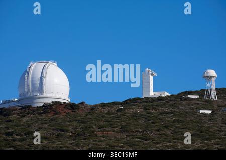 La Palma Observatorien Roque de los Muchachos Observatorien zur Erkundung des Weltalls auf dem Roque de los Muchachos auf La Palma. Die Observatorien stehen auf dem Gipfel des Berges oberhalb der Wolken und sind nicht von Lichtverschmutzung betroffen. Das erste Weltraumteleskop wurde dort 1985 errichtet. Es ist das Gran Telescopio Canarias AGB. Seit dem haben viele Nationen dort verschiedene Arten von Weltraumteleskopen und Observatorien errichtet, oft in Kooperation. Im Bild: 1.vl. das William Herschel Telescope WHT 2.vl. das Swedish Solar Telescope SST 1.vr. das Dutch Open Telescope. 27.1.20 Stockfoto