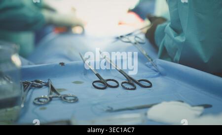 Nahaufnahme medizinische Schere Pinzette auf Operationstisch Chirurgie Werkzeuge Ausrüstung innovative chirurgische Instrumente im OP Details drei Stockfoto
