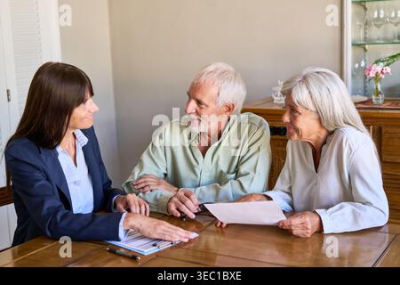 Altersvorsorge und finanzieller Schutz für Senioren Schlüsselkonzepte sind Senior, Altersvorsorge, finanzielle Absicherung, Immobilienverwaltung, Lo Stockfoto
