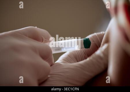 Medizinischer Mitarbeiter verabreicht Impfstoffinjektion bei erwachsenen Patienten Stockfoto