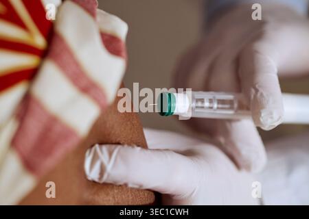 Medizinische Fachkraft: Insulininjektion im Patientenarm verabreichen Stockfoto