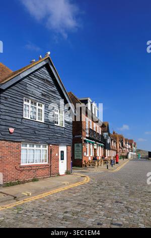 Das Stade ist eine kopfsteingepflasterte Straße mit einer Vielfalt an Architektur, die den Hafen in Folkestone, Kent, England, überblickt Stockfoto
