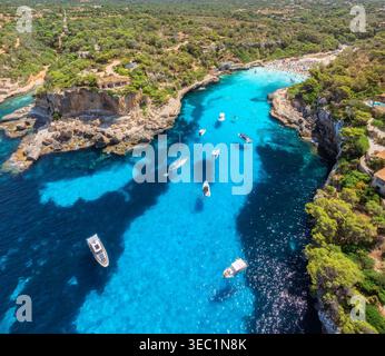Aus der Vogelperspektive auf Boote und Yachten im kristallklaren türkisfarbenen Meer Stockfoto