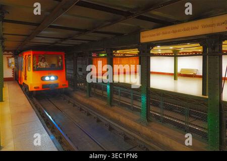 Zug in einen Bahnhof der Linie M1, Yellow Line oder Millennium U-Bahn Linie der U-Bahn-Linie Budapest in Ungarn Stockfoto