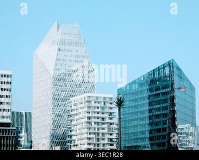 Casablanca, Marokko - 24. April 2025 : Moderne Skyline von Casablanca Finance City mit zeitgenössischer Architektur und Geschäftsviertel Stockfoto