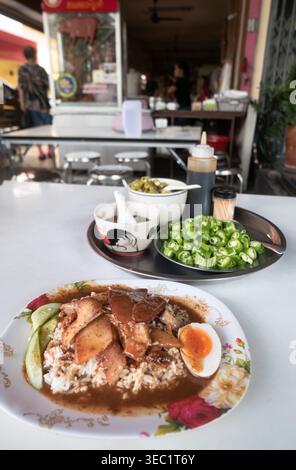 Bangkok, Thailand - 28. April 2026 - dieses klassische thailändische Street-Food-Erlebnis bietet einen lebendigen Teller Khao Moo Daeng. Scheiben von zartem geröstetem rotem p Stockfoto