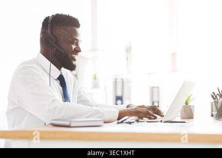 Seitenansicht des jungen Customer service agent Arbeiten im Büro Stockfoto