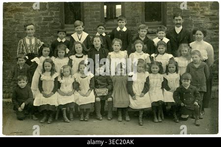1900er 1910er Jahre, Edwardianische Grundschulkinder, Kinder, Kleinkinder, viktorianische Klasse 1900er 1910er Jahre, Tresmere Schule Launceston, Cornwall, Großbritannien, datiert 1912 Stockfoto