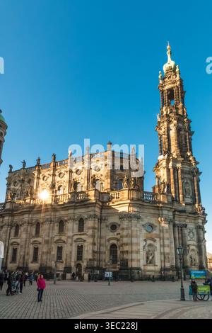 Schöne Seitenansicht der Dresdner Hofkirche (Kathedrale SS. Trinitatis), mit der Sonne, die die gesamte barocke Fassade von oben nach unten beleuchtet, eingerahmt von einem... Stockfoto