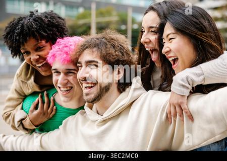Eine junge Gruppe multirassischer Freunde, die sich im Freien amüsieren Stockfoto