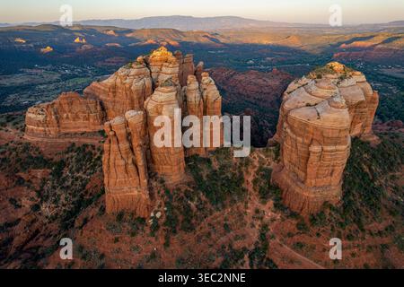 Blick aus der Vogelperspektive auf die Felsformationen der Kathedrale und das umliegende Tal in Sedona Arizona bei Sonnenuntergang mit mehrschichtiger Wüstenlandschaft Stockfoto
