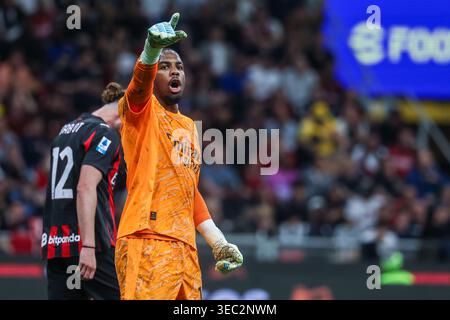 Mike Maignan vom AC Mailand Gesten während des Fußballspiels der Serie A 2025/26 zwischen dem AC Mailand und Juventus FC im San Siro Stadion in Mailand Stockfoto