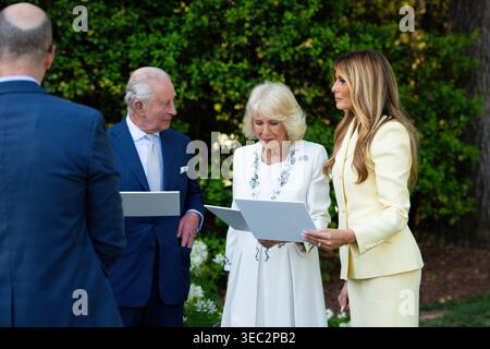 Washington, Vereinigte Staaten Von Amerika. April 2026. Washington, Vereinigte Staaten von Amerika. April 2026. US First Lady Melania Trump zeigt König Charles III. Und Königin Camilla Honigproduktion aus den Bienenstöcken auf dem Südgelände des Weißen Hauses, 27. April 2026 in Washington DC der Besuch ist anlässlich des 250. Jahrestages der USA als unabhängige Nation.Credit: Handout/White House Photo/Alamy Live News Stockfoto
