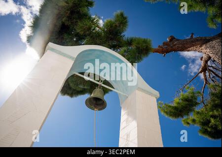 Fantastischer Glockenturm im Dorf Episkopio auf der Insel Andros, Kykladen, Griechenland Stockfoto