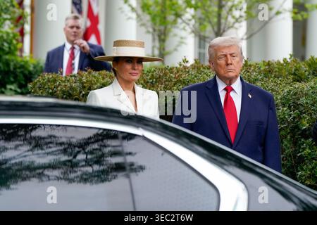 Washington, Usa. April 2026. Präsident Donald Trump und First Lady Melania Trump beobachten, wie der britische König Charles III. Nach einer offiziellen Begrüßungszeremonie im Weißen Haus in Washington DC am Dienstag, den 28. April 2026, abreist. Der König ist auf einem viertägigen Staatsbesuch in den USA und wird in New York und Washington Halt machen, wo er sich mit US-Beamten treffen und eine Ansprache vor dem Kongress halten wird. Foto: Maxine Wallace/UPI Credit: UPI/Alamy Live News Stockfoto