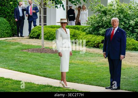 Washington, Usa. April 2026. Präsident Donald Trump und First Lady Melania Trump beobachten, wie der britische König Charles III. Nach einer offiziellen Begrüßungszeremonie im Weißen Haus in Washington DC am Dienstag, den 28. April 2026, abreist. Der König ist auf einem viertägigen Staatsbesuch in den USA und wird in New York und Washington Halt machen, wo er sich mit US-Beamten treffen und eine Ansprache vor dem Kongress halten wird. Foto: Maxine Wallace/UPI Credit: UPI/Alamy Live News Stockfoto
