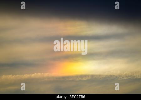 Ein atemberaubender Blick auf schillernde Wolken mit leuchtenden Regenbogenfarben am Himmel über der Tamsui Bridge in New Taipei City, Taiwan im Sommer. Stockfoto