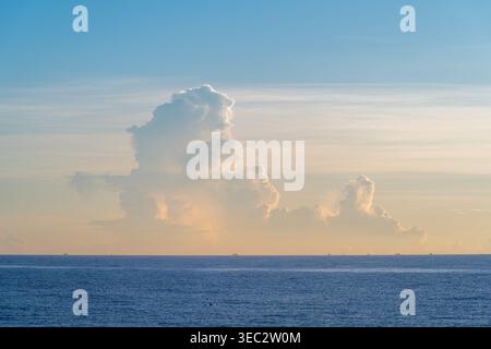 Ein ruhiger Blick auf den Pazifischen Ozean mit dramatischen Wolken über der Insel Guishan, gefangen von der Küste von Zhuangwei, Yilan, Taiwan. Stockfoto