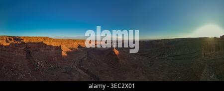 Panoramablick auf Sandsteinformationen des Valley of the Gods bei Sonnenuntergang mit langen Schatten über die Wüstenlandschaft in Utah Stockfoto