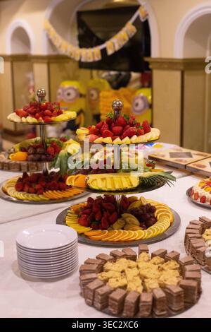 Erdbeeren, Ananas und andere exotische Früchte auf dem Buffettisch Stockfoto