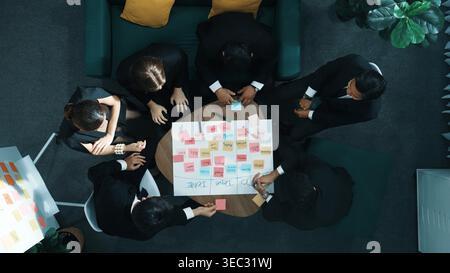 Die Menschen, die ihre Hände zusammenlegen und die Hände klatschen, um ein erfolgreiches Projekt zu feiern, während sie die Mindmap verwenden, um Ideen zu Brainstorming zu entwickeln Stockfoto