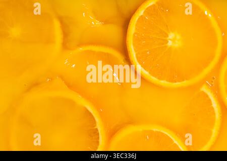 Abstrakter Hintergrund der mit Saft bedeckten Orangenscheiben Stockfoto