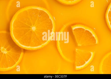Abstrakter Hintergrund der mit Saft bedeckten Orangenscheiben Stockfoto