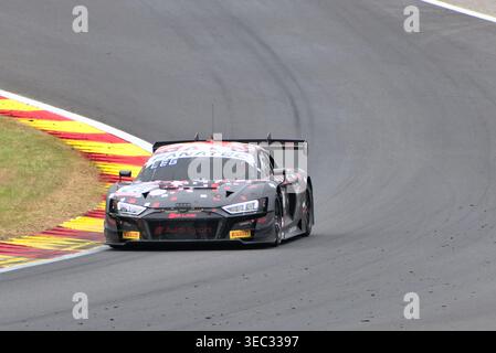 Eau Rouge Engagement: Schweizer Pilot Lucas Légeret am Steuer des #25 Saintéloc Junior Teams Audi R8 LMS GT3 evo II während der 24 Stunden im Spa 2022 Stockfoto