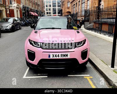 Ein rosafarbener Range Rover mit beiliegendem Parkticket vor dem Westeingang des Harrods Store. Anerkennung: Alamy Stockfoto