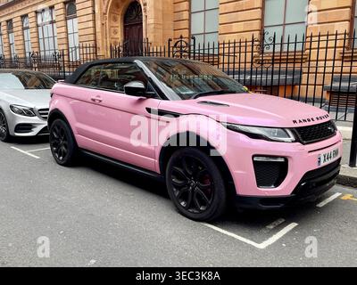 Ein rosafarbener Range Rover mit beiliegendem Parkticket vor dem Westeingang des Harrods Store. Anerkennung: Alamy Stockfoto