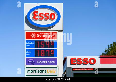 ESSO Tankstellenschild mit Kraftstoffpreisen, Main Road, Fairlie, Ayrshire, Schottland, UK Stockfoto