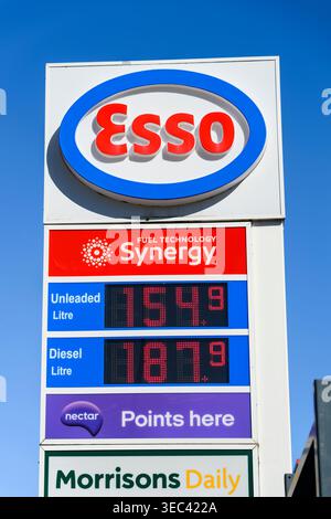 ESSO Tankstellenschild mit Kraftstoffpreisen, Main Road, Fairlie, Ayrshire, Schottland, UK Stockfoto