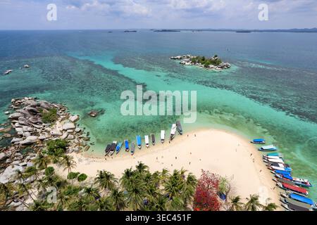 Aus der Vogelperspektive auf Boote, die an einem Sandstrand liegen, Lengkuas Island, Belitung, Indonesien Stockfoto