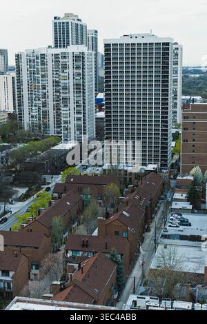 Blick auf die Stadtblöcke mit hohen Gebäuden und Wohnhäusern in urbaner Umgebung tagsüber Stockfoto