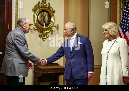 König Karl III. Und Königin Camilla werden vom US-Senator Chuck Grassley, Republikaner aus Iowa, begrüßt, bevor König Karl III. Während einer gemeinsamen Kongresssitzung 250 im US-Repräsentantenhaus und dem US-Senat am zweiten Tag des Staatsbesuchs im US-Kapitol in Washington DC vor Mitgliedern des US-Repräsentantenhauses spricht. Bilddatum: Dienstag, 28. April 2026. Stockfoto
