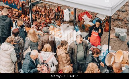 12. Oktober 2025, Valjevo, Serbien: Shopper besuchen Verkaufsstände, die verschiedene traditionelle Wurstwaren, Würstchen und lokale Produkte im belebten Freien anbieten Stockfoto