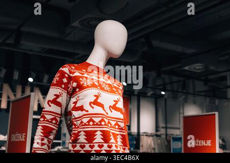 29. Dezember 2024, Belgrad, Serbien: Schaufensterpuppe mit festlichem rot-weißen Weihnachtspullover mit Hirsch- und Schneeflockenmuster, Highlight Stockfoto