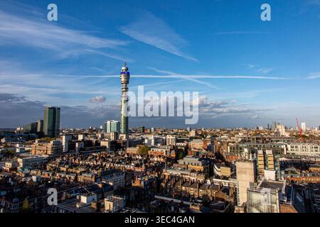 Eine dramatische Aufnahme des BT Tower an einem sonnigen Nachmittag in London Stockfoto