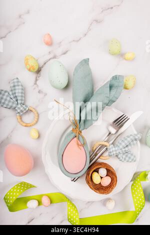 Oster-Tisch-Dekor mit Serviettenhase von oben Stockfoto
