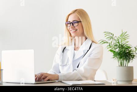 Gerne Ärztin Arbeiten am Laptop. Stockfoto