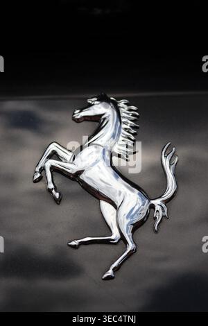 Chrom Cavallino Rampante Emblem, das ursprünglich von Francesco Baracca aus dem 1. Weltkrieg entworfen wurde und vom Sportwagenhersteller Ferrari übernommen wurde. Stockfoto
